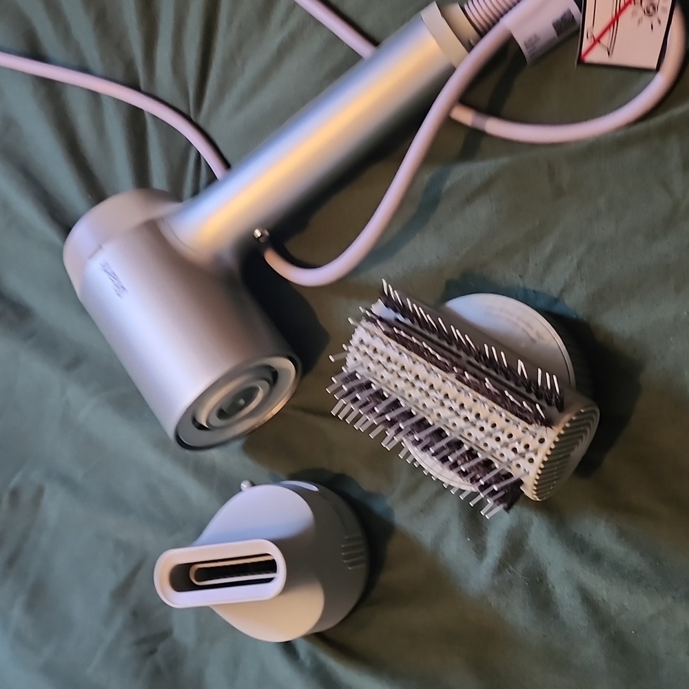 Shark blow dryer w/two attachments
